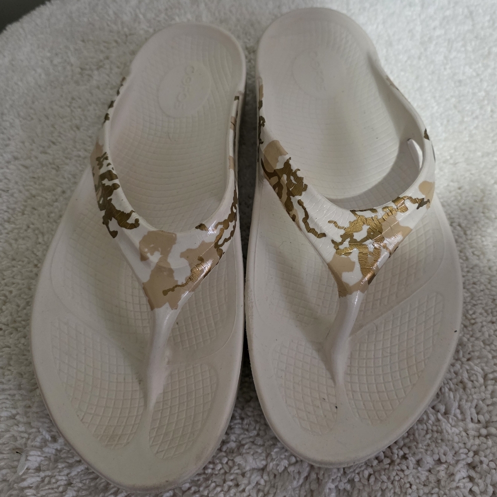 Oofos  11.Oolala Camo Limited Edition Flip Flops - Picture 2 of 8